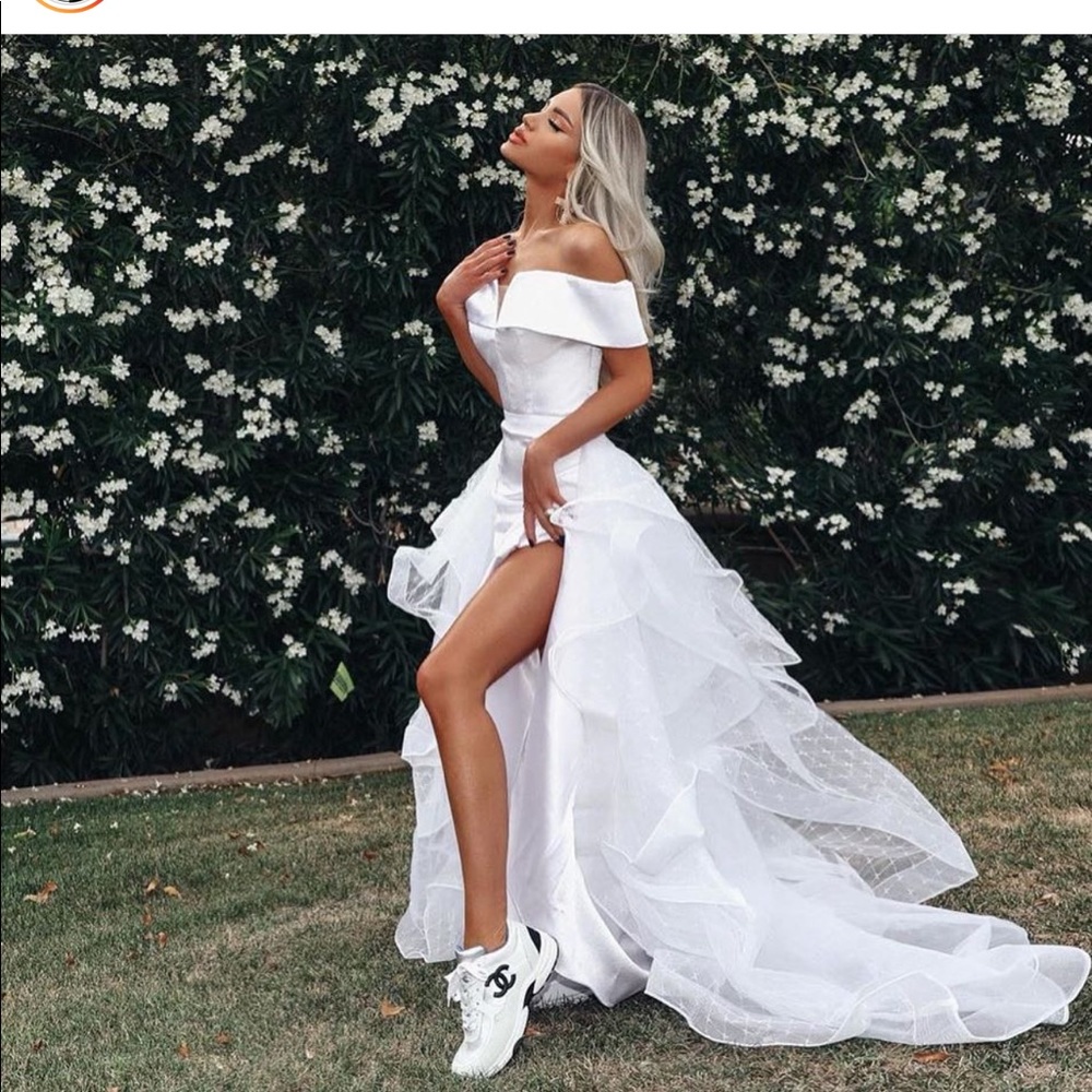 White dress with detachable tulle